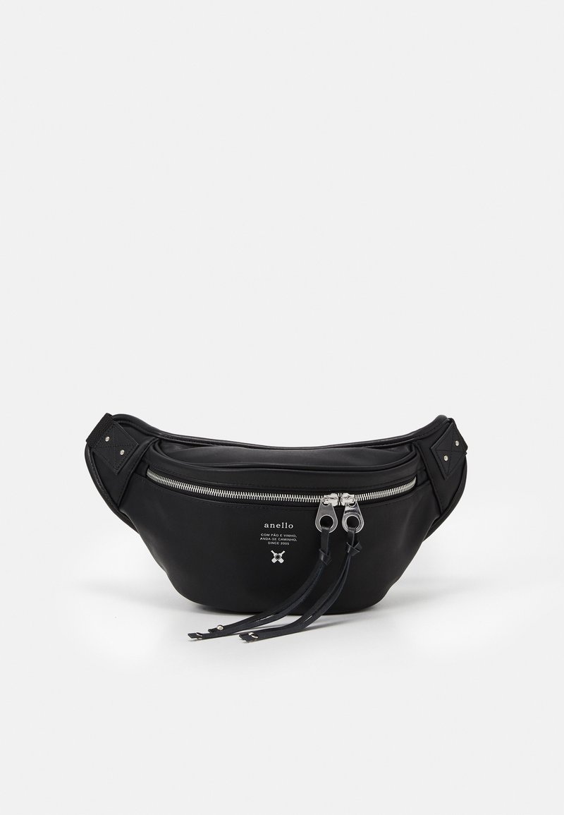 Banane en cuir noir avec double fermeture éclair argentée, sangle réglable et petit logo blanc imprimé sur le devant.