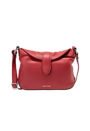 Rode leren schoudertas met verstelbare band en flapsluiting, voorzien van een subtiel merkembleem nabij het onderste midden.