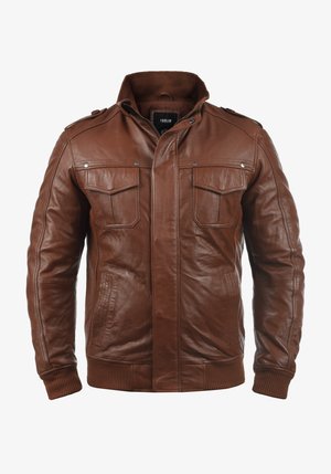 Bruine leren jas met rits en drukknoopsluiting, twee borstzakken met klep, zijzakken, geribde manchetten en kraag.