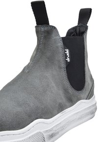 Botín Chelsea de ante gris con un panel elástico negro a los lados, suela de goma blanca y una tira en la parte trasera para facilitar su colocación. Diseño texturizado y elegante.