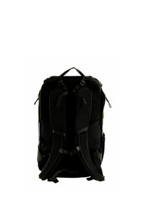 Mochila negra con correas de hombro acolchadas, hebillas ajustables y una superficie texturizada. Compartimentos con cremallera a ambos lados para almacenamiento.