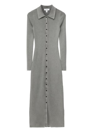 Langes, hellgraues geripptes Kleid mit Hemdkragen, Knopfleiste vorne und langen Ärmeln; mit schwarzen Knöpfen und einer taillierten Passform.