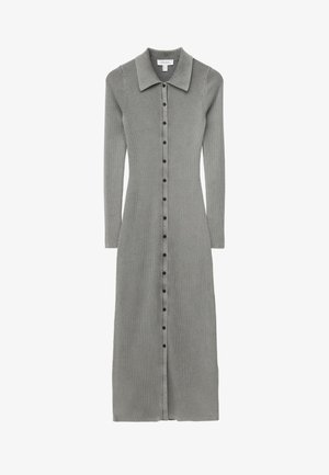 Langes, hellgraues geripptes Kleid mit Hemdkragen, Knopfleiste vorne und langen Ärmeln; mit schwarzen Knöpfen und einer taillierten Passform.