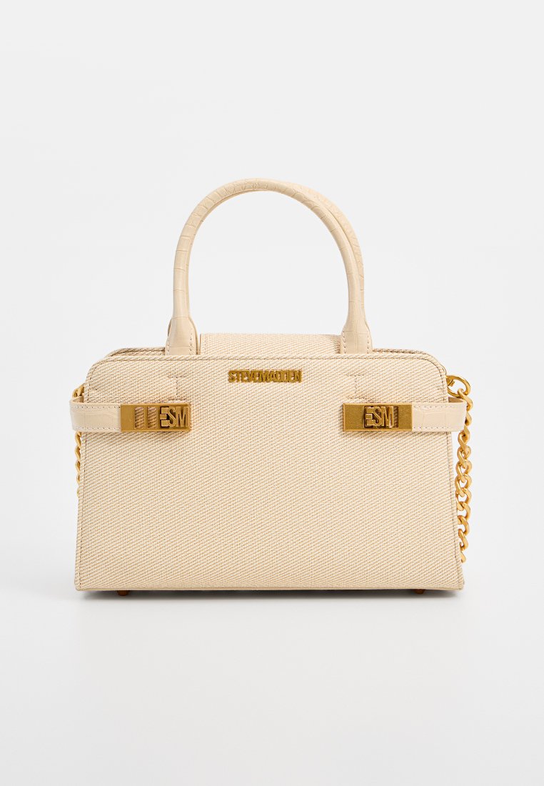 Sac à main beige en tissu texturé avec des accents dorés. Dispose de poignées courtes et d'une bandoulière en chaîne amovible. Forme rectangulaire.