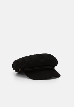 Casquette de pêcheur en coton noir avec une courte visière incurvée et un détail de bande tressée au-dessus de la visière, présentée sur un fond blanc uni.