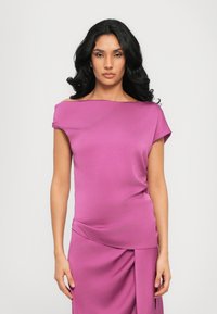 Top ajustat, cu umeri descoperiți, dintr-un material roz vibrant. Textură netedă, cu un design drapat și plisaje laterale, completat de o fustă asortată.