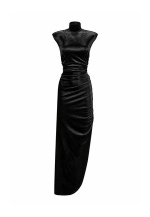 Robe en velours noir avec un col haut, un corsage ajusté et une jupe drapée avec des détails froncés sur le côté, créant une silhouette élégante.