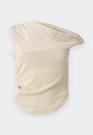 Haut beige clair en tissu texturé, présentant un design drapé avec des détails froncés sur un côté et une encolure large, dénudée d'une épaule.