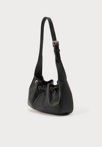 Μαύρη δερμάτινη τσάντα ώμου με υφή, καμπυλωτό σχήμα, χρυσές μεταλλικές λεπτομέρειες και κλείσιμο με κορδόνι. Περιλαμβάνεται ρυθμιζόμενο λουρί.