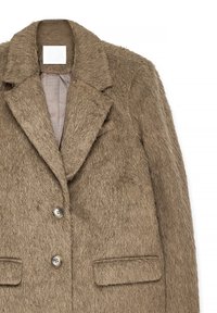 Manteau en mélange de laine brun texturé avec un col cranté, deux boutons et deux poches avant. La doublure présente un motif écossais subtil.