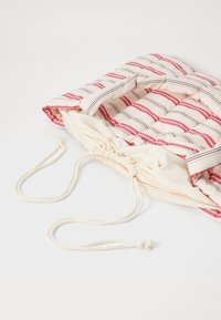Gestepptes Täschchen mit roten und grauen Streifen, aus Baumwolle. Verfügt über einen Kordelzugverschluss mit einem strukturierten, cremefarbenen Boden.