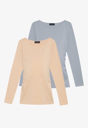 Set van twee lange mouwen tops. Eén in zacht perzik, de andere in lichtblauw. Beide hebben een gladde textuur en een scoop halsontwerp.