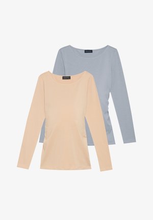 Set aus zwei Langarm-Oberteilen. Eines in sanftem Pfirsich, das andere in hellem Blau. Beide verfügen über eine glatte Textur und ein Rundhalsdesign.