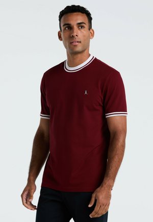 Burgunderfarbene Kurzarm-T-Shirt mit einem weißen gerippten Hals- und Armabschluss, ausgestattet mit einem kleinen gestickten Logo auf der Brust, aus weichem Stoff gefertigt.