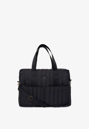 Zwarte gewatteerde tas met een zachte textuur, dubbele handvatten, verstelbare schouderriem en een voorvak. Stevige ritsen en minimale branding.