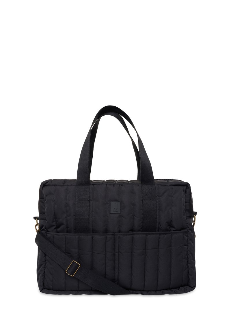Zwarte gewatteerde tas met een zachte textuur, dubbele handvatten, verstelbare schouderriem en een voorvak. Stevige ritsen en minimale branding.