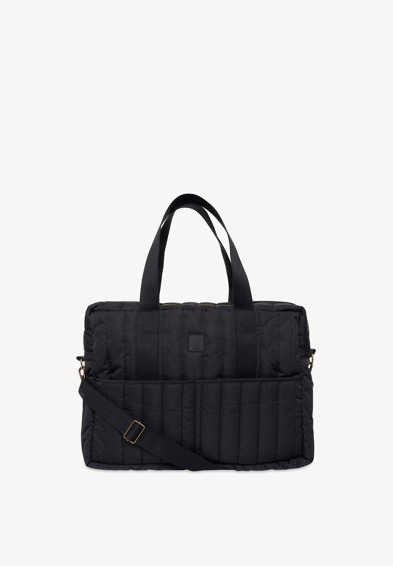 Zwarte gewatteerde tas met een zachte textuur, dubbele handvatten, verstelbare schouderriem en een voorvak. Stevige ritsen en minimale branding.