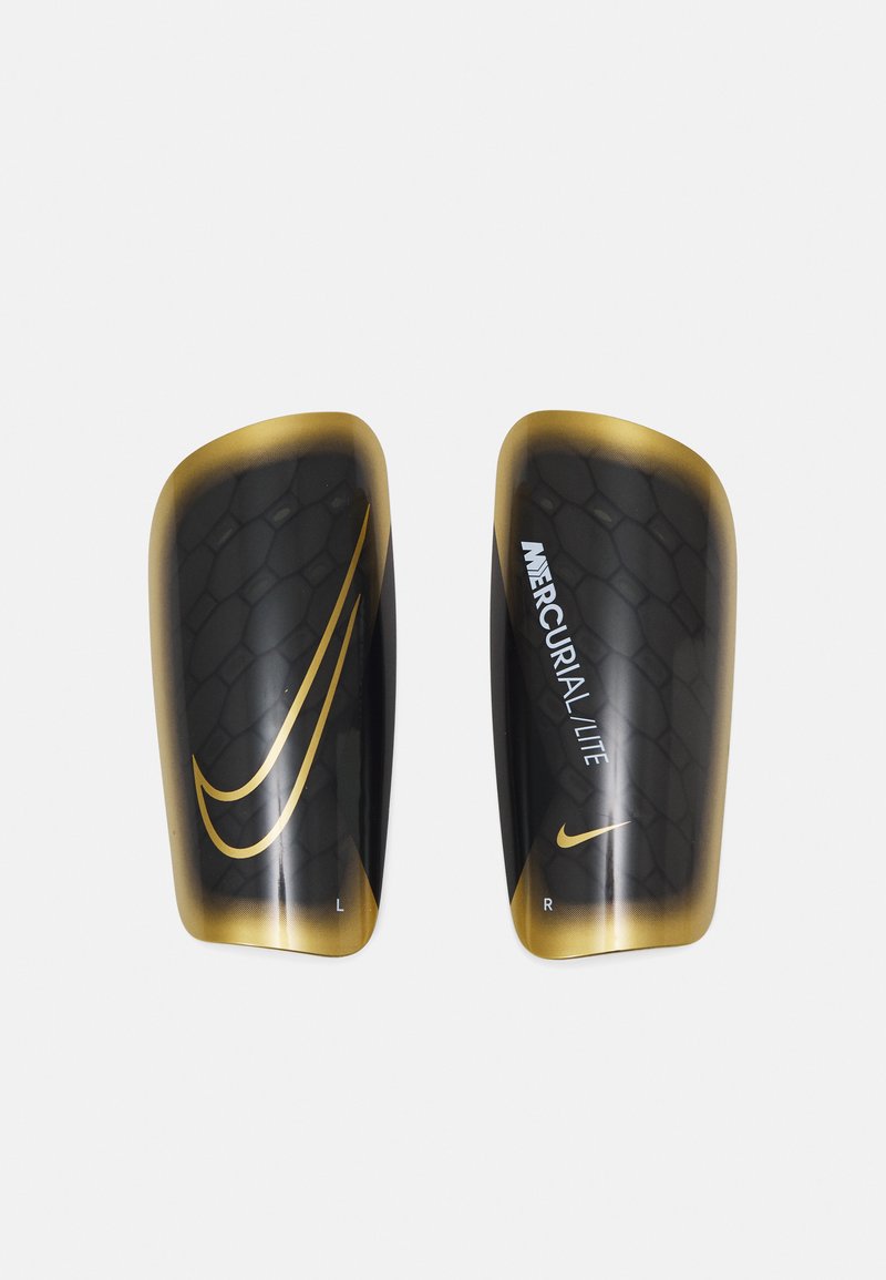 Nike Mercurial Lite scheenbeschermers in het zwart met een gestructureerd patroon, gouden accenten, een gebogen vorm en labels voor de linker (L) en rechter (R) kant.