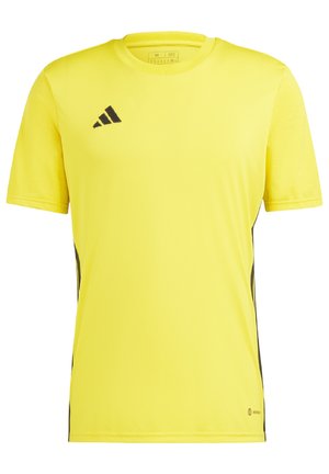 Jasnożółta sportowa koszulka z krótkim rękawem, z czarnym logo Adidas na piersi i czarnymi panelami bocznymi.