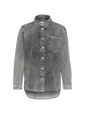 Camicia in denim grigia con maniche lunghe, chiusura con bottoni davanti, taschino sul petto e cuciture in contrasto. Texture morbida con una finitura sbiadita.