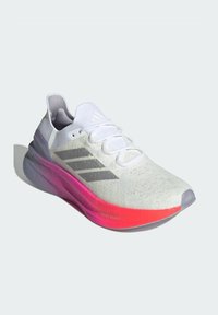 Scarpa sportiva bianca con tomaia strutturata, suola intermedia sfumata rosa e viola, tre strisce argento sul lato e puntale in gomma grigio.