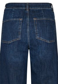 Jean en denim bleu foncé avec une taille mi-haute, deux poches arrière et des coutures contrastantes orange le long des coutures.