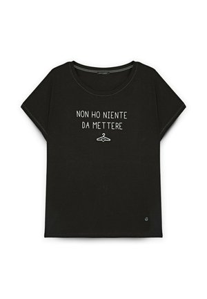 Maglietta nera in cotone a maniche corte e vestibilità ampia. Il testo riporta "NON HO NIENTE DA METTERE" con un'illustrazione di una gruccia sotto.