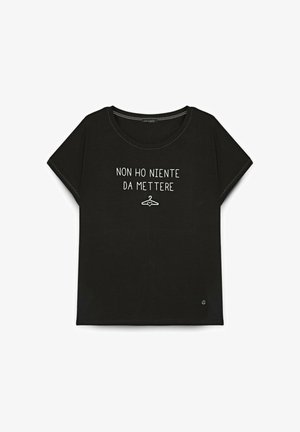 Maglietta nera in cotone a maniche corte e vestibilità ampia. Il testo riporta "NON HO NIENTE DA METTERE" con un'illustrazione di una gruccia sotto.