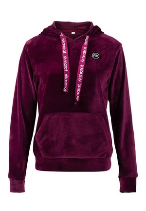 Fluwelen paarse hoodie met een kangoeroezak, contrasterende trekkoorden met logo en een ronde logopatch op de borst.