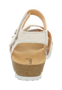 Witte leren sandaal met meerdere bandjes en een kurken zool, voorzien van een zacht voetbed en een verstelbare achterriem voor comfort.