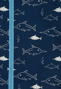 Marineblaue Stoff mit weißem Fischmuster, versehen mit einem hellblauen Reißverschluss in der Mitte und kleinen Blasenakzenten im gesamten Design.