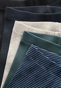 Leggings a coste in grigio scuro, blu navy, crema, verde e con fantasie a righe blu, caratterizzati da diverse trame e design della vita.
