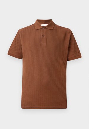 Polo shirt marron à côtes avec un col classique, patte de boutonnage à deux boutons et manches courtes. Fabriqué en tissu doux avec une finition texturée.