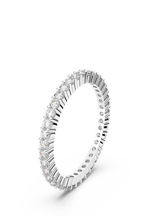 Silberner Eternity-Ring mit einer durchgehenden Reihe von rund geschliffenen Diamanten, aus einem Winkel vor weißem Hintergrund dargestellt.