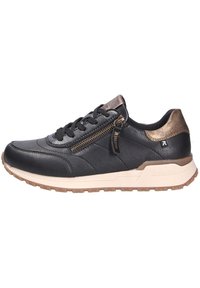 Zwarte leren sneaker met een gestructureerde afwerking, voorzien van een rits- en vetersluiting, bronzen accenten en een lichtgekleurde rubberen zool.