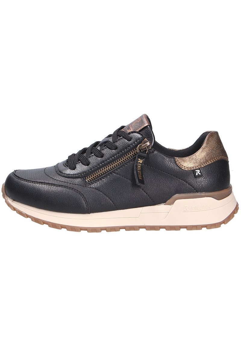 Zwarte leren sneaker met een gestructureerde afwerking, voorzien van een rits- en vetersluiting, bronzen accenten en een lichtgekleurde rubberen zool.