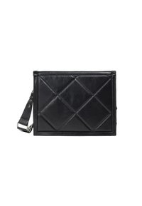 Sort læder crossbody taske med et quiltet diamantmønster, rektangulær form, lynlås lukning på toppen og en justerbar skulderrem.
