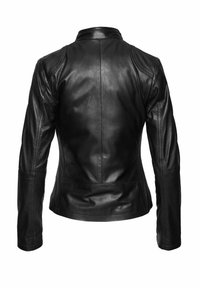 Crna kožna jakna s uskim dizajnom, visokim ovratnikom i detaljima u šavovima. Glatka tekstura s vidljivim šavovima na leđima i rukavima.