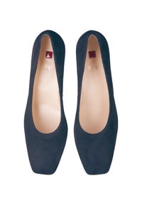 Escarpins en suede marine avec un bout rond, intérieur en cuir lisse et un accent carré distinctif en bordeaux près du talon.