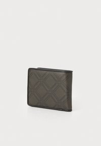 Billetera bifold en verde oliva oscuro con un patrón texturizado de diamantes, con ribete negro y esquinas redondeadas, hecha de material sintético.