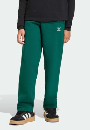 Zelené sportovní kalhoty s elastickým pasem, doplněné bílým logem Adidas. Hladká tkanina, rovný střih, mírně zúžené u kotníku.