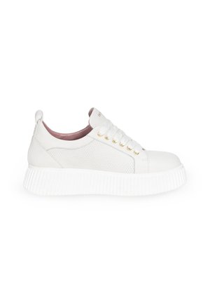 Białe sneakersy z teksturowaną cholewką, złotymi oczkami i grubą, żłobioną białą podeszwą. Miękka różowa podszewka i pętelka z tyłu.