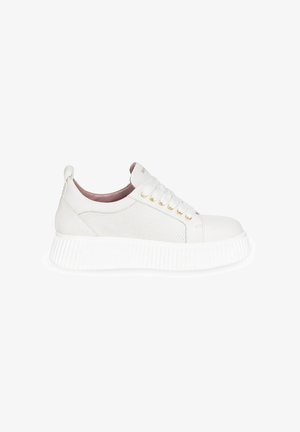 Białe sneakersy z teksturowaną cholewką, złotymi oczkami i grubą, żłobioną białą podeszwą. Miękka różowa podszewka i pętelka z tyłu.