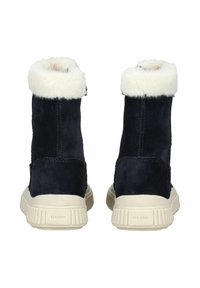 Botas de tobillo de ante azul marino con cuello de piel sintética blanca y suela de goma crema. Cuenta con un cierre de cremallera y la marca GEox en el talón.