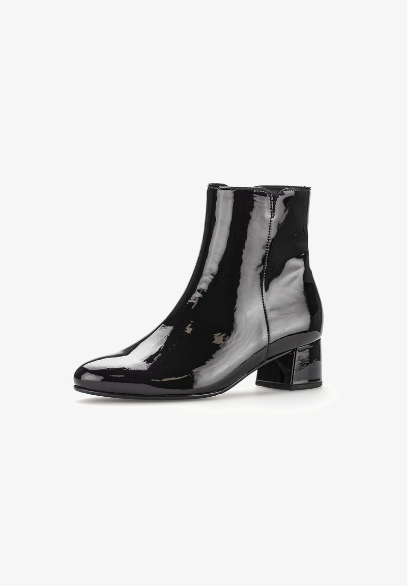 Bottines noires en cuir verni avec un bout pointu et un talon bloc épais. Surface lisse avec des détails de couture minimaux.