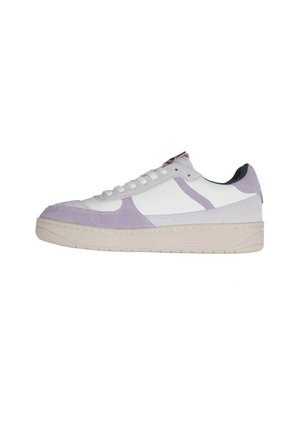 Weißer und helllila Sneaker mit beiger Sohle und weißen Schnürsenkeln, von der linken Seite auf weißem Hintergrund gezeigt.