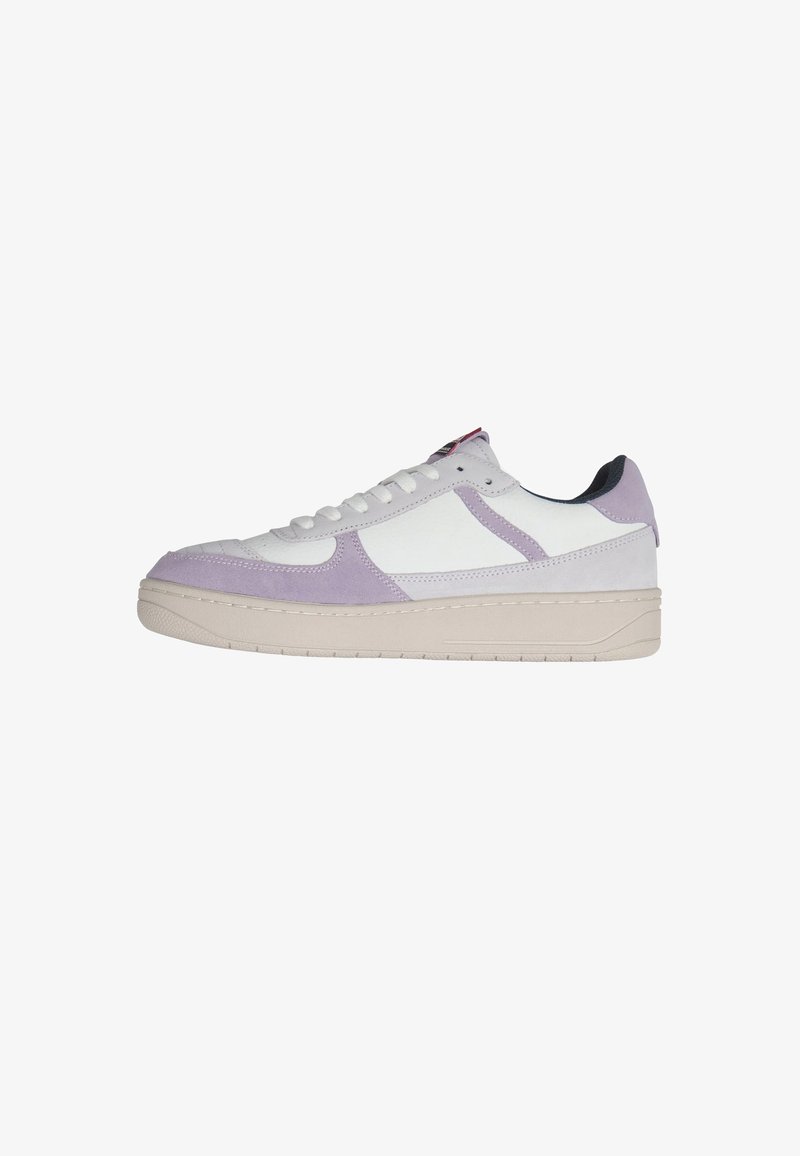 Basket basse blanche et violette claire avec semelle beige et lacets blancs, présentée du côté gauche sur fond blanc.