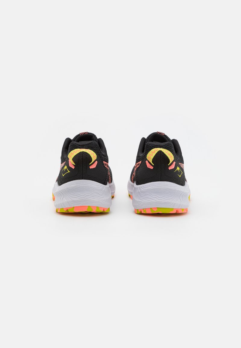 Zapatillas deportivas negras con un upper texturizado, entresuela blanca, acentos en rosa brillante y amarillo, y una suela con patrón.
