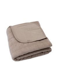 Couverture en velours côtelé beige pliée avec un bord piqué, partiellement dépliée pour montrer le dessous matelassé doux.