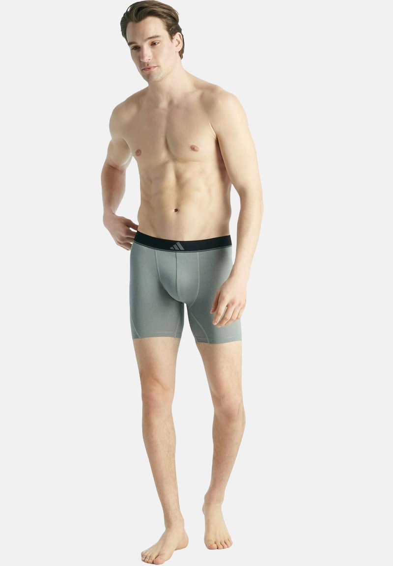 Grijze stretch boxershorts met een zwarte tailleband. Gladde textuur, aansluitend ontwerp en korte benen. Voorzien van subtiele stikseldetails.